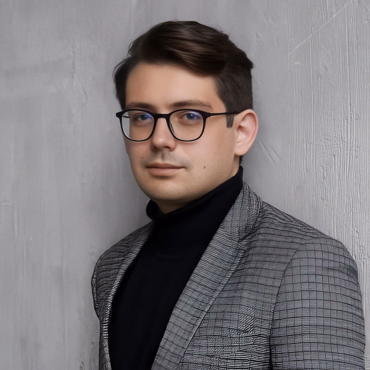 Деловой портрет Павла Селюнина. Мужчина в светлой рубашке и сером пиджаке на нейтральном фоне, профессиональный и уверенный взгляд.